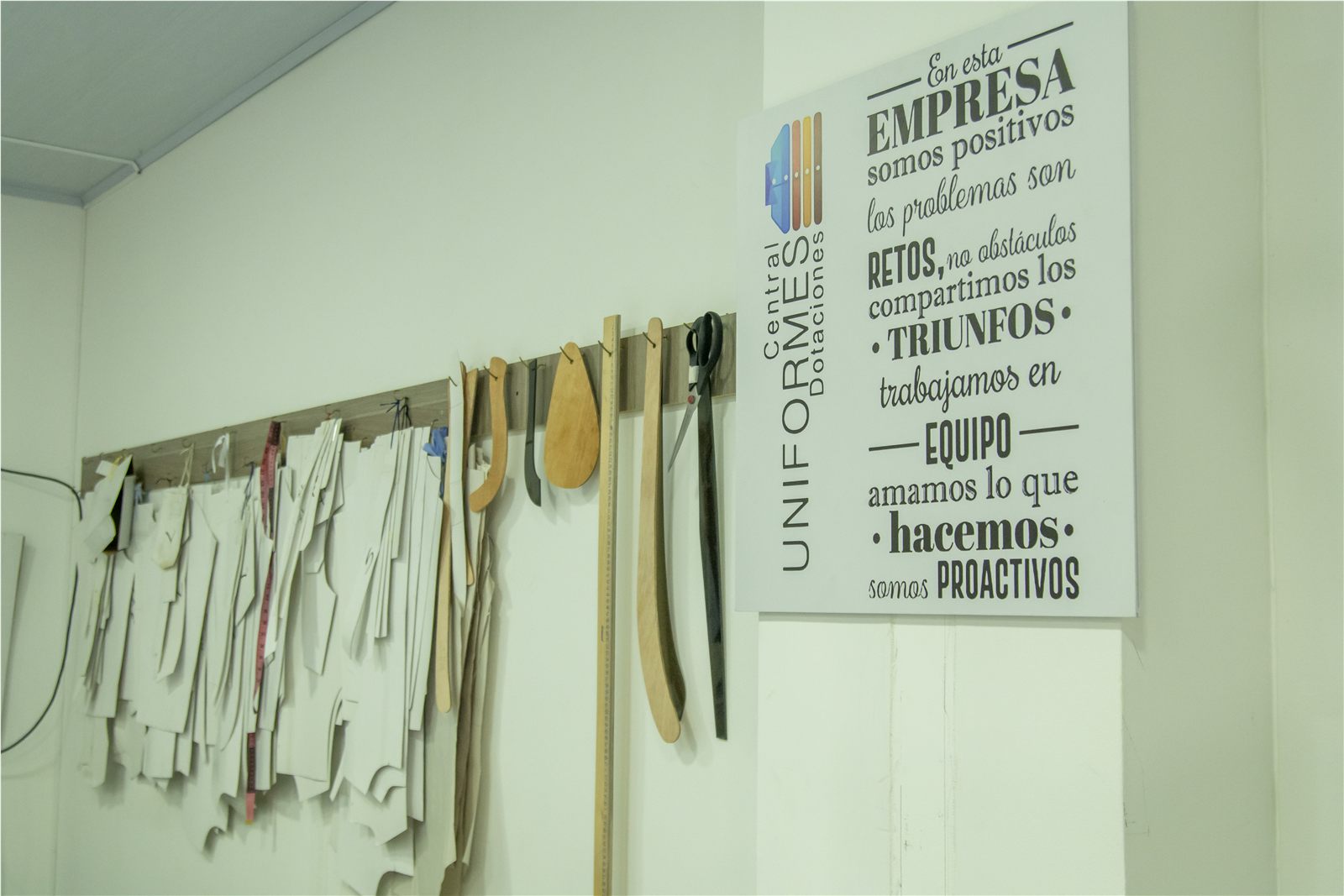 Interior del taller de confección CUDSAS con moldes y herramientas de sastrería en Cartagena