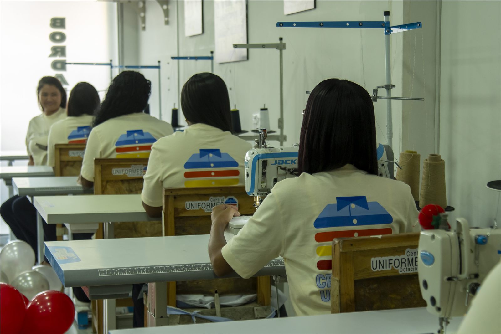 Costureras de Central de Uniformes trabajando en el taller de confección en Cartagena