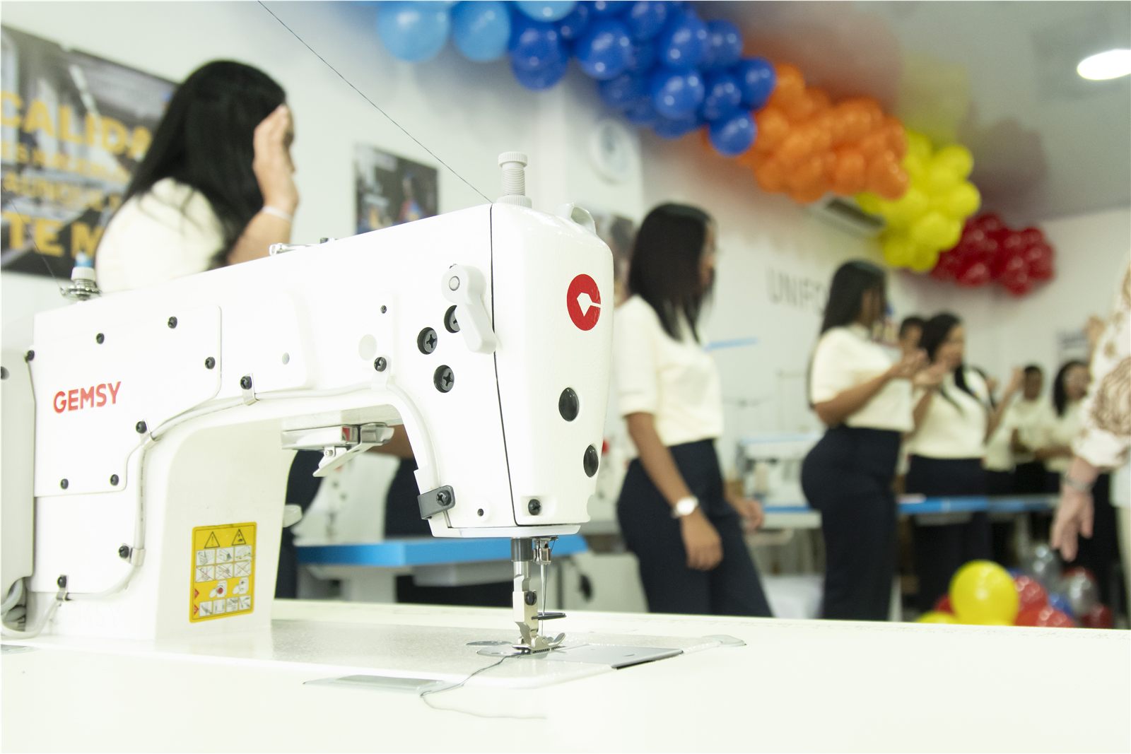 Máquina de coser GEMSY en el taller de confección de uniformes CUDSAS, Cartagena Colombia